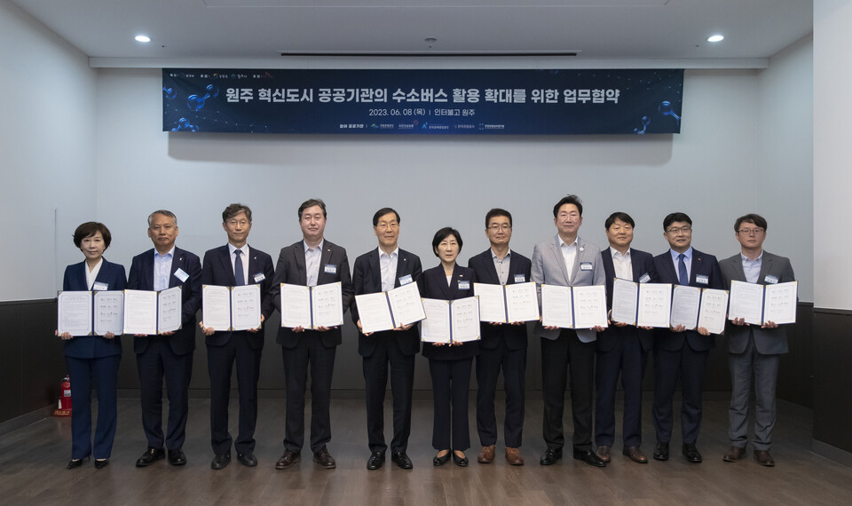 (왼쪽부터)김선옥 국민건강보험공단 징수상임이사, 오수석 건강보험심사평가원 기획상임이사, 남상용 한국광해광업공단 경영관리본부장, 송형근 국립공원공단 이사장, 김장실 한국관광공사 사장, 한화진 환경부장관, 정광열 강원도 경제부지사, 원강수 원주시장, 유원하 현대차 국내사업본부장, 권형균 SK E&S 수소부문장, 김광선 강원도전세버스운송사업조합 상무가 8일 원주 인터불고 호텔에서 열린 ‘원주혁신도시 입주 공공기관의 수소버스 전환·활용을 위한 업무협약’에 참석해 기념촬영을 하고 있다. (사진=SK E&S 제공)