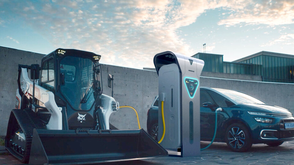 두산퓨얼셀 트라이젠으로 전동식 로더와 수소차를 동시에 충전하는 모습. (사진=두산 제공)