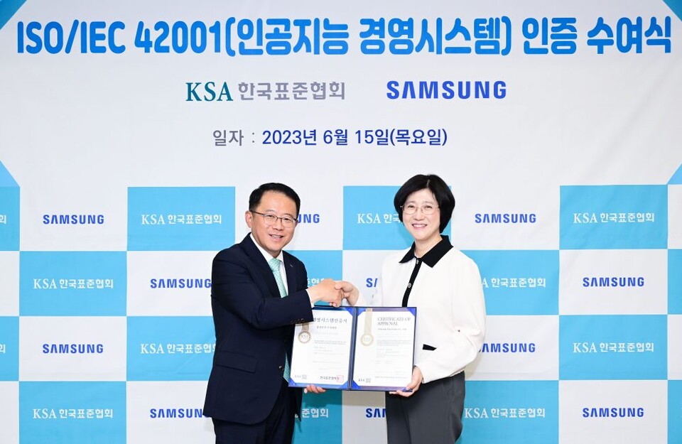 강명수 한국표준협회장(왼쪽)과 유미영 삼성전자 생활가전사업부 부사장(오른쪽)이 15일 서울 강남구 한국표준협회에서 열린 수여식에서 기념촬영을 하고 있다. (사진=삼성전자 제공)