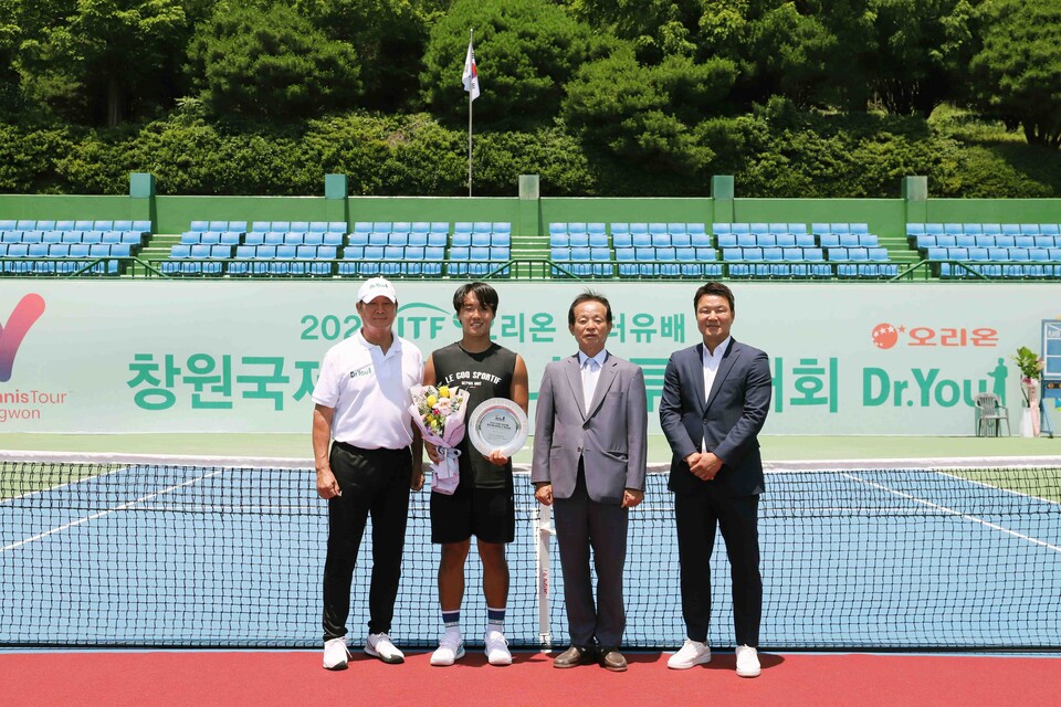 (왼쪽부터)전영대 오리온 테니스단 단장, 신산희 단식 우승자, 신종철 경남테니스협회장, 이형택 오리온 테니스단 감독이 기념촬영을 하고 있는 모습. (사진=오리온 제공)