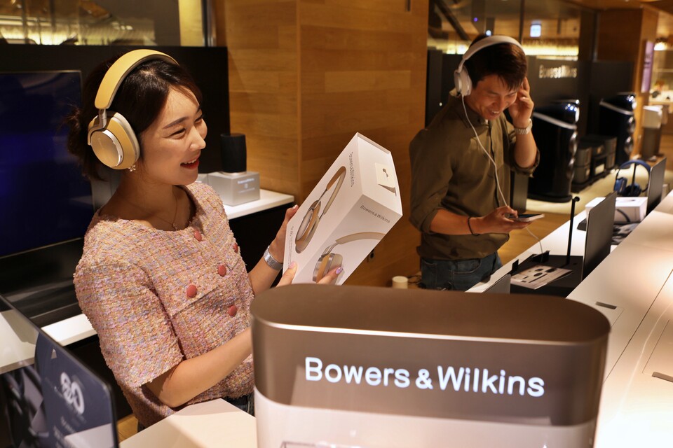 롯데백화점 본점 8F에서 진행 중인. 바워스앤윌킨스 팝업 매장을 구경 중인 고객(사진=제공)