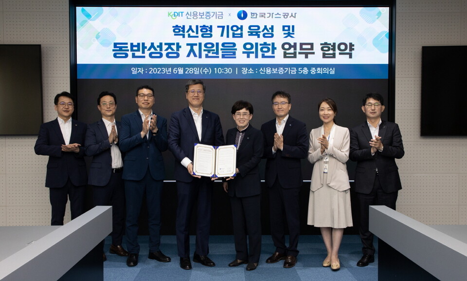 한국가스공사는 28일 신용보증기금과 ‘혁신형 기업 육성 및 동반성장 지원을 위한 업무협약’을 체결했다. 최연혜 가스공사 사장(오른쪽에서 네 번째) 등 관계자들이 기념촬영을 하고 있다. (사진=한국가스공사 제공)