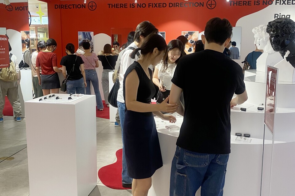 잠실 롯데월드몰 '논논' 팝업스토어에서 상품을 구경하는 모습. (사진=롯데백화점 제공)