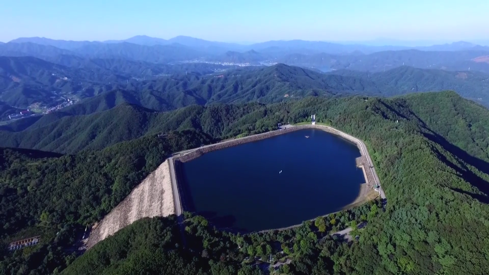 청평양수발전소 상부댐(호명호수) 전경. (사진=한국수력원자력 제공)