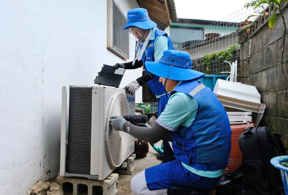 삼성전자서비스가 14일 태풍으로 침수 피해가 발생한 고성군에 특별서비스팀을 파견해 침수된 가전제품을 세척 및 수리하는 모습. (사진=삼성전자 제공)