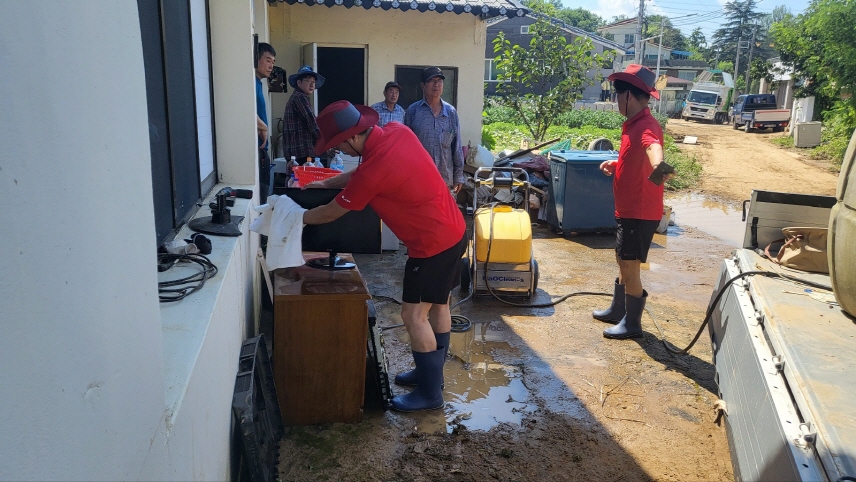 LG전자가 태풍 ‘카눈’으로 피해가 발생한 지역에서 수해 복구 활동에 나선 모습. (사진=LG전자 제공)