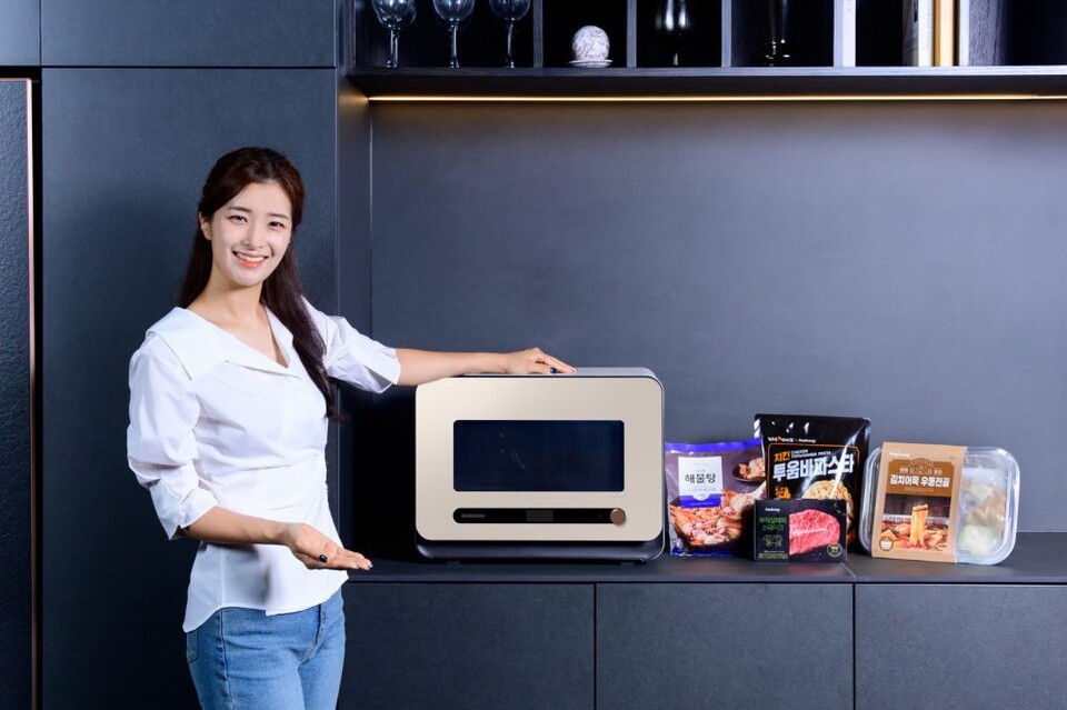 삼성전자 모델이 삼성스토어 대치점 데이코하우스에서 누적 판매 20만 대를 돌파한 비스포크 큐커를 소개하고 있다. (사진=삼성전자 제공)