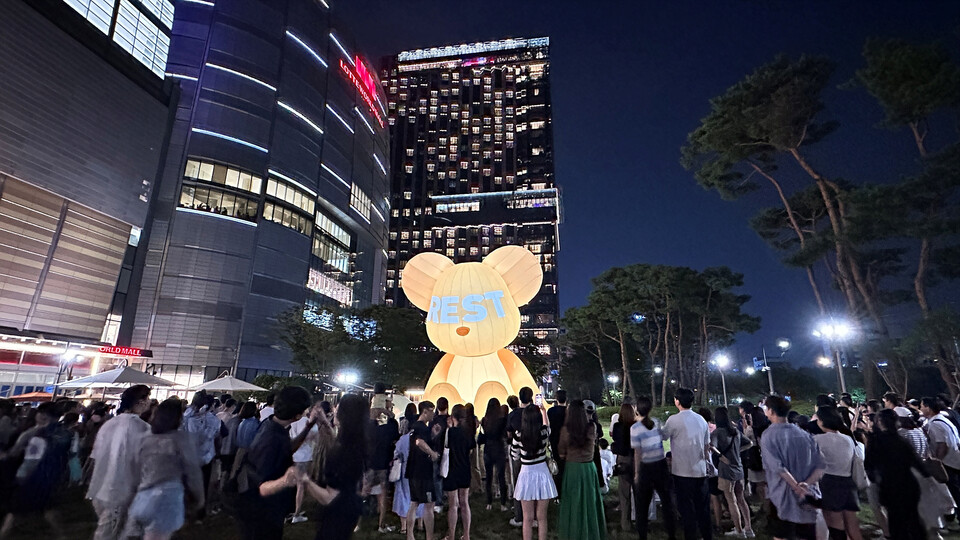 [첨부2] 롯데월드타워를 찾은 고객들이 베어벌룬 전시를 즐기고 있다(사진=제공)