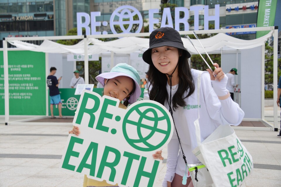 [첨부 3] 부산 광안리 해수욕장에서 고객들이 리얼스 비치코밍 캠페인에 참여하고 있는 모습(사진=제공)