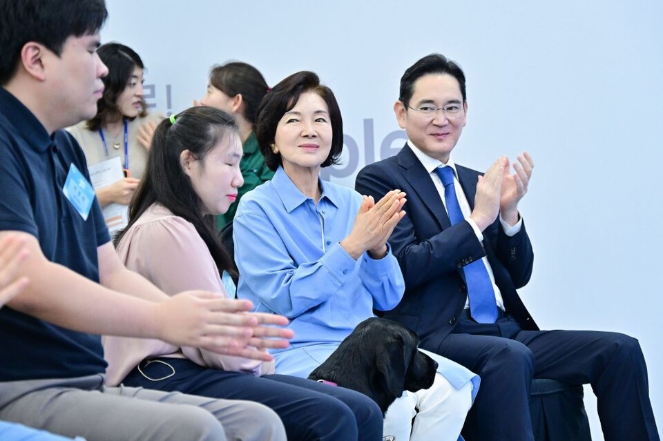▲ 19일 삼성화재 안내견학교에서 열린 안내견 30주년 기념 행사에 참석한 (오른쪽부터) 이재용 삼성전자 회장, 홍라희 前 삼성미술관 리움 관장, 시각장애인 파트너들의 모습(사진=제공)