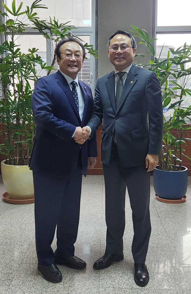 (왼쪽부터)새마을금고중앙회 김인 중앙회장 직무대행과 행안부 고기동 차관. (사진=새마을금고중앙회 제공)