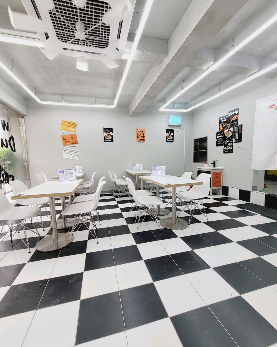 덤브치킨, 창업혜택 제공···20평대 셀프서비스·90년대 미국 힙합 뉴트로 감성으로 랜드마크 자리매김 < 특집 < 기획 < 기사본문 -  이넷뉴스