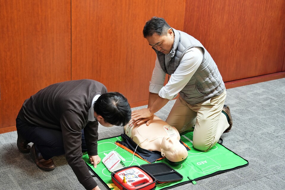 서울 송파구에 위치한 롯데마트·슈퍼 본사에서 기본인명구조술 교육을 진행하는 모습. (사진=롯데마트 제공)