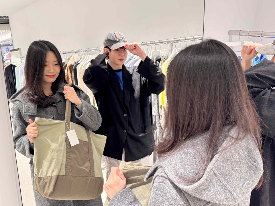 롯데백화점 본점 9층 K-패션 전문관 키네틱 그라운드 내 매장에서 상품을 구경하는 모습. (사진=롯데백화점 제공)