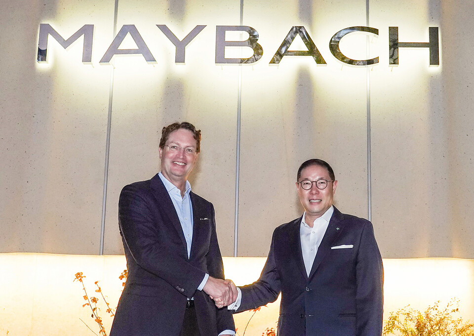 조현상 HS효성 부회장(오른쪽)과 올라 칼레니우스 메르세데스-벤츠 그룹 이사회 의장 겸 CEO(왼쪽)가 13일 서울 강남구 마이바흐 브랜드센터 서울에서 기념촬영을 하고 있다. (사진=HS효성 제공)