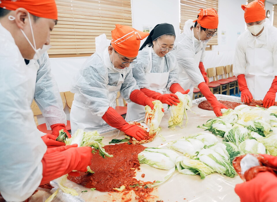 한국지역난방공사 봉사단체 '행복나눔단'이 사랑나눔김장봉사를 하고있다.(왼쪽 두번째 한난 김부헌 부사장)(사진=제공)