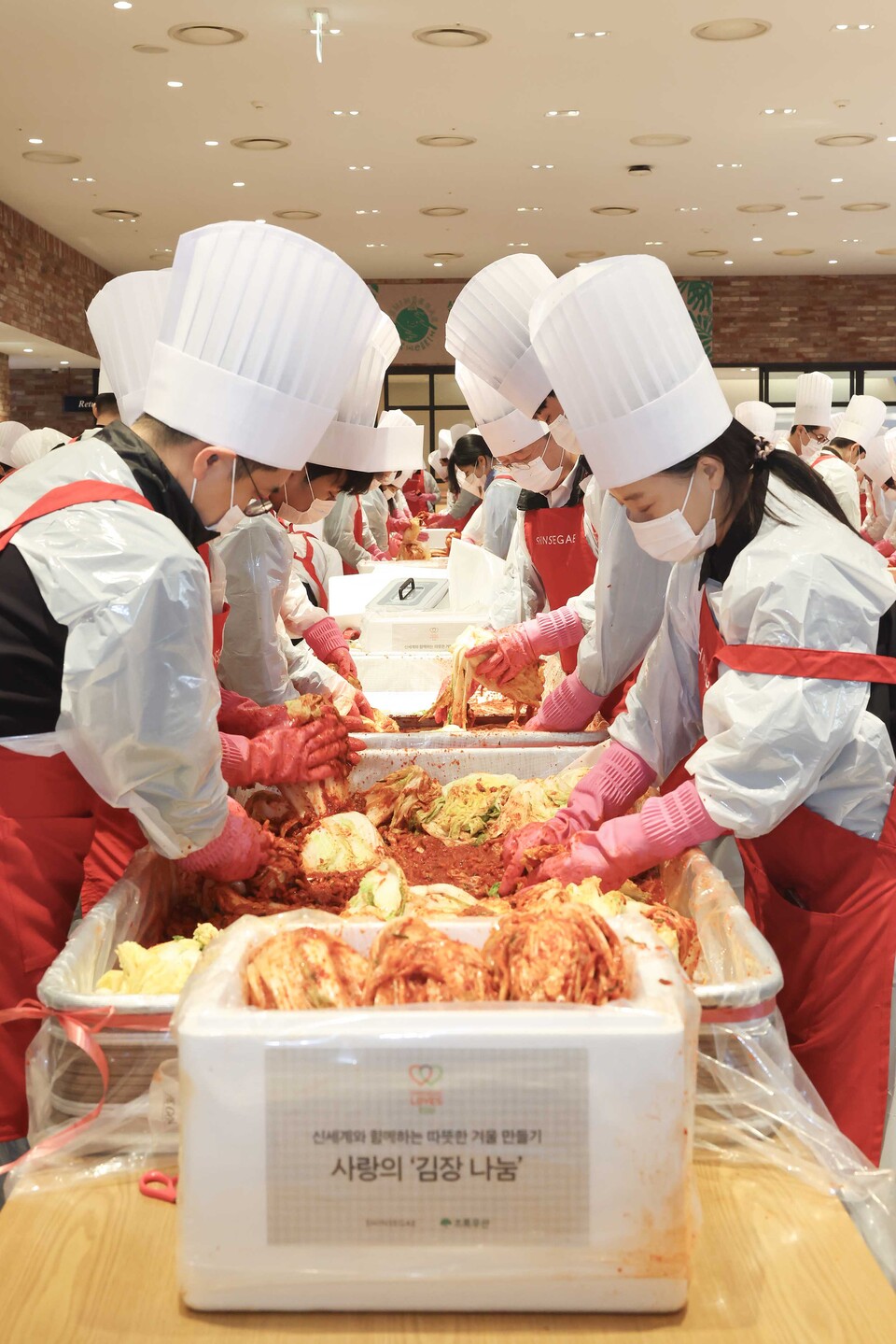 신세계 본사 및 강남점 임직원들이 '사랑의 김장 나눔' 행사에 참여한 모습. (사진=신세계 제공)