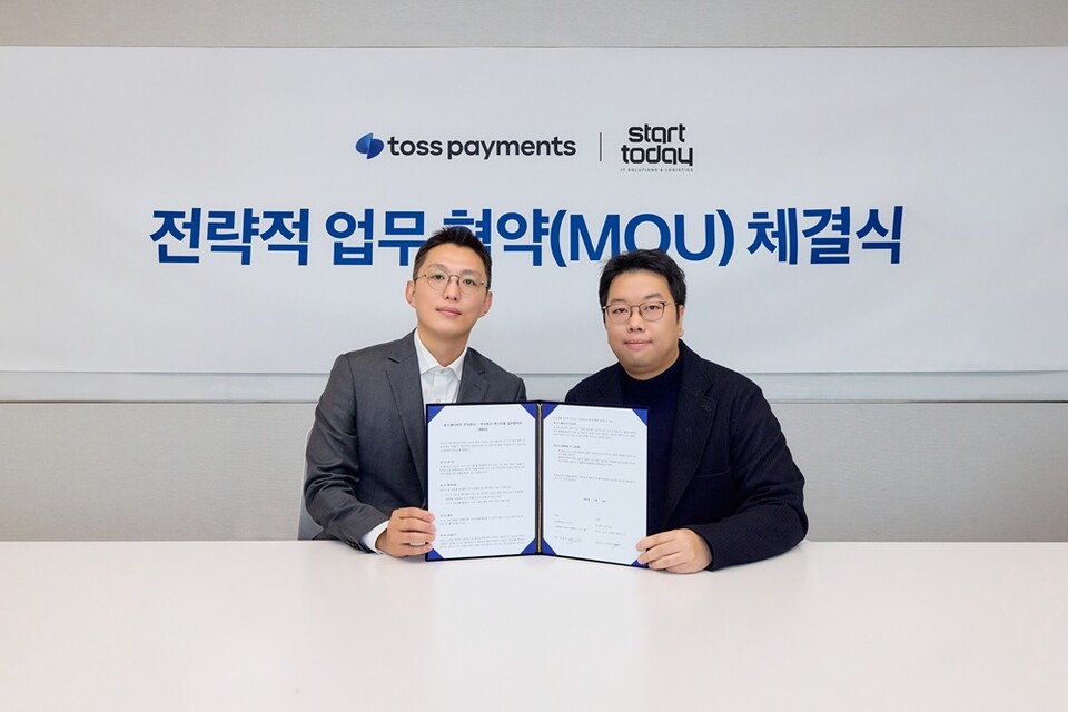 우송수 토스페이먼츠 사업총괄(왼쪽), 강태영 에스티엘 대표(오른쪽). (사진=에스티엘 제공)