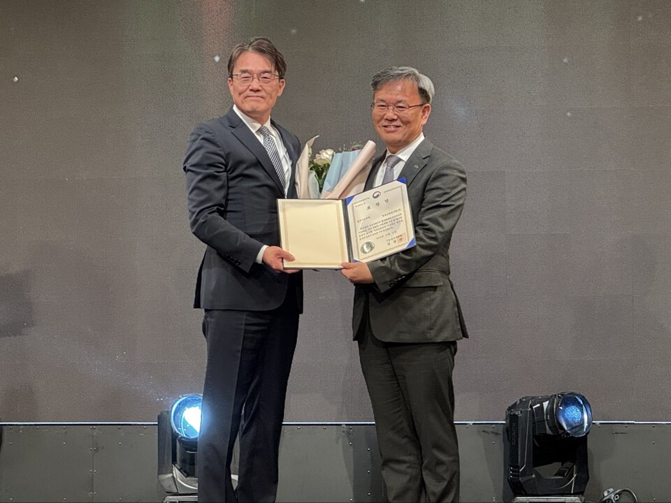 한수원이 지난 17일 2025 산업현장 여성공학인대회에서 여성공학인 지원 우수기관으로 선정돼 장관상을 수상했다. (사진=한수원 제공)