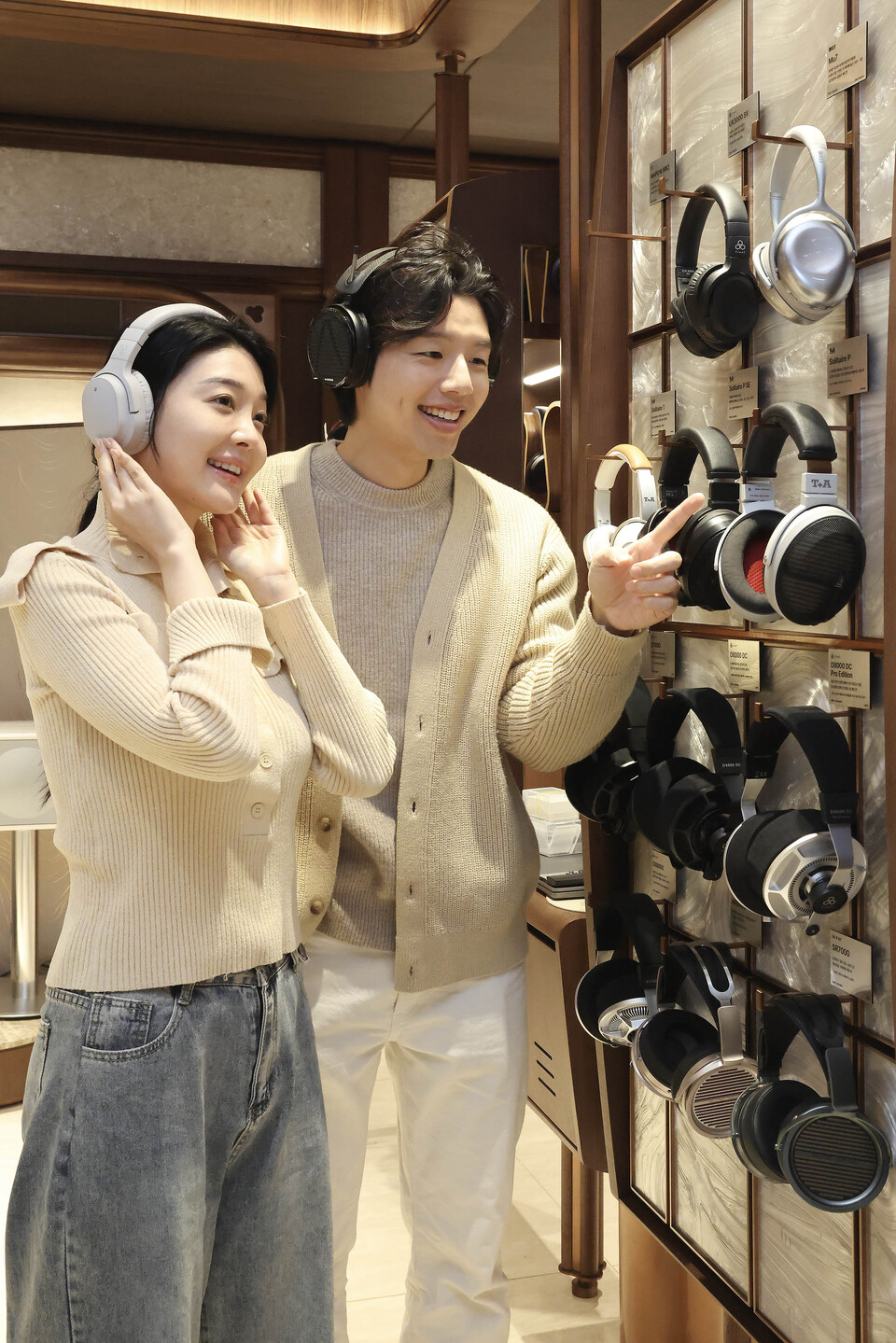 신세계백화점 9층 오디오 편집매장 'AUDIOPHILE'에서 제품을 모델들이 소개하고 있는 모습. (사진=신세계백화점 제공)