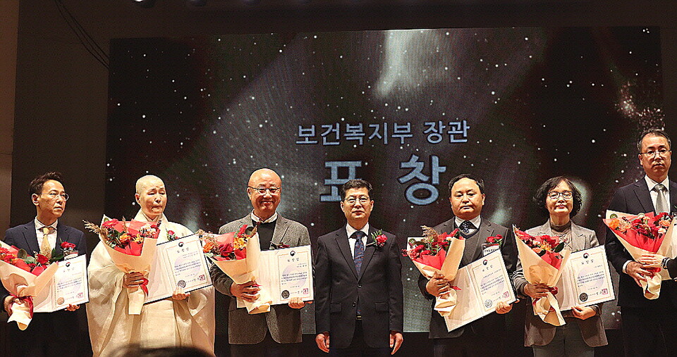 지난 11월 6일(목), ‘2025년 제14회 대한민국 나눔국민대상’ 시상식에서 보건복지부 장관 표창(물적나눔 부문)을 수상한 유해연 탑리더스 위원(왼쪽에서 세 번째)이 수상자들과 함께 기념촬영을 하고 있다.