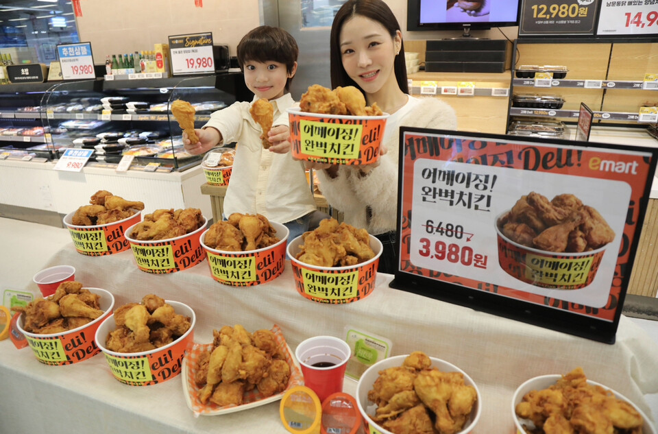 19일 오전 이마트 용산점에서 '어메이징 완벽치킨'을 소개하고 있는 모습. (사진=이마트 제공)