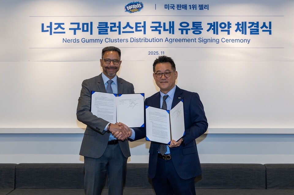 너즈 구미 클러스터 국내 유통 계약 체결식에서 (왼쪽부터)페라라 캔디 컴퍼니의 Guillaume Simon 해외사업총괄(Chief International Officer), 매일유업 곽정우 대표이사가 기념촬영을 하고 있다. (사진=매일유업 제공)