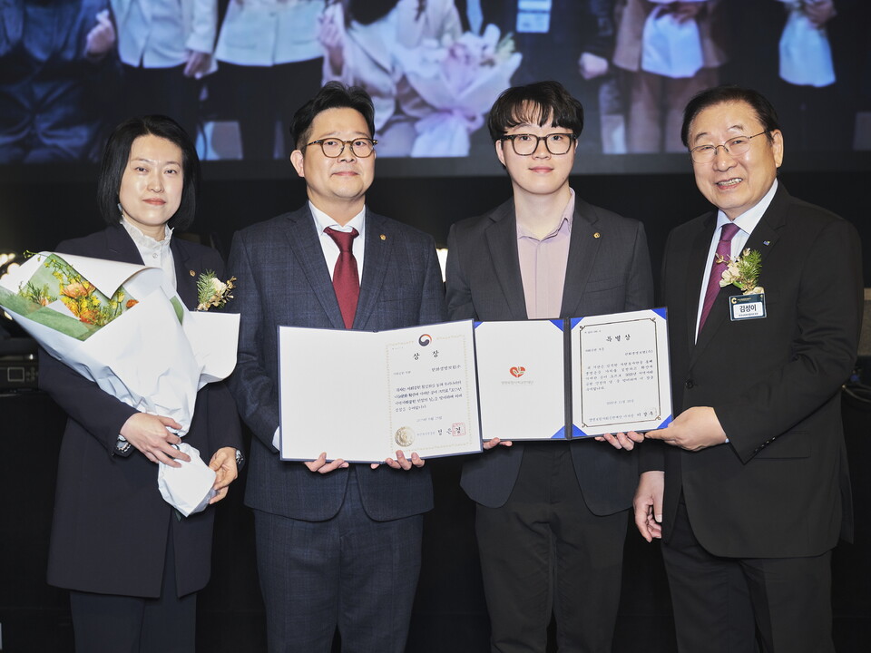 한화생명 임직원과 사회복지협의회 회장 김성이 회장(오른쪽에서 첫 번째)이 기념촬영을 하고 있다. (사진=한화생명 제공)