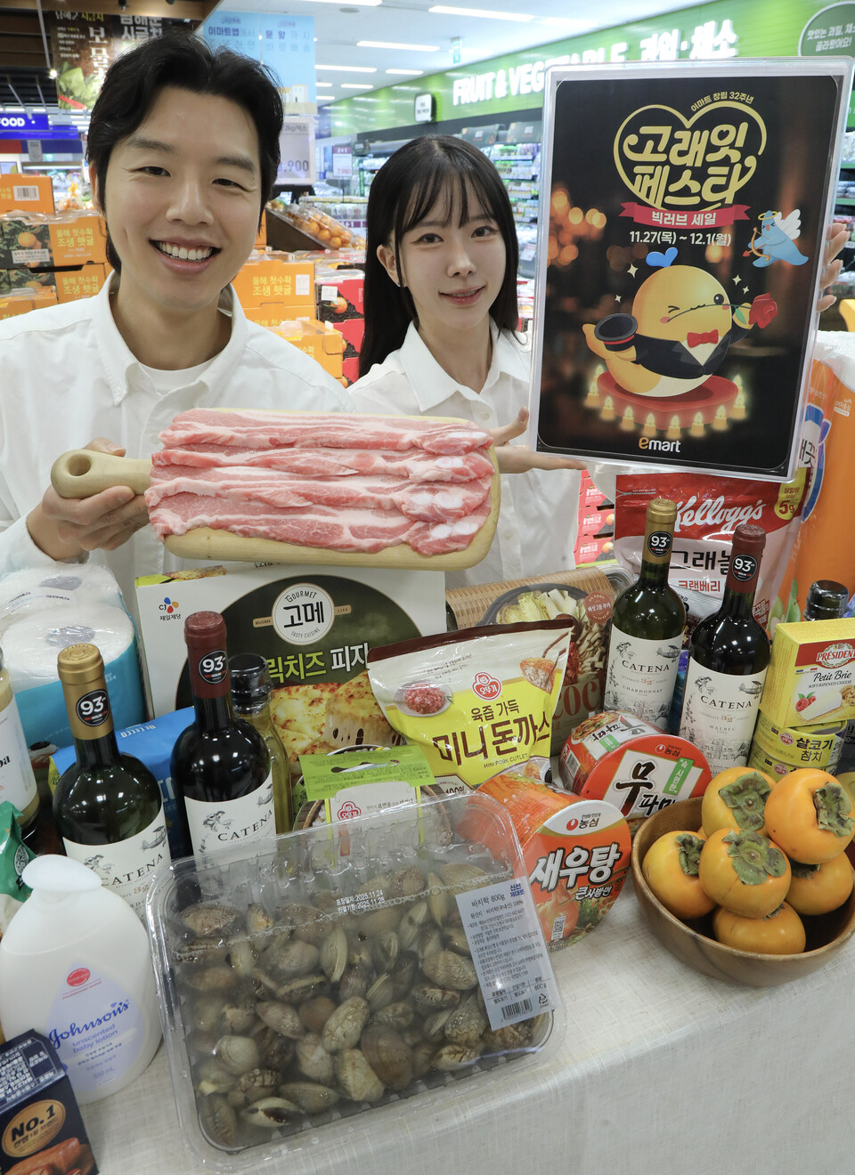 11월 25일 화요일 오전 이마트 용산점에서 '고래잇 페스타' 할인 상품을 소개하고 있다. (사진=이마트 제공)