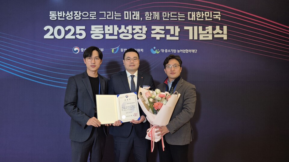 한난 이동윤 동반성장부장이 동반성장 유공 중기부 장관 표창을 받고 기념사진을 촬영하고 있다. (사진=한난 제공)