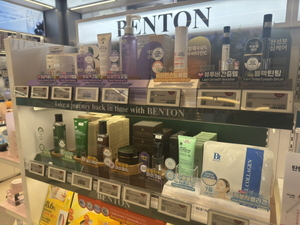 벤튼, 시코르 명동점 입점···토너패드·수분크림·속눈썹영양제 등 인... - 뉴스 썸네일 이미지